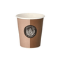 Un bicchiere di carta Starpak per bevande calde da 0,2 l con logo centrale a forma di design stilizzato di foglia e le parole "Specialty To Go, fresco, caldo & delizioso" è posizionato in modo prominente. Questo bicchiere da caffè monouso è ideale per gli amanti delle bevande calde e si presenta elegantemente su uno sfondo bianco semplice.