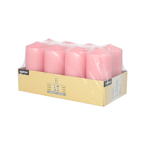 Una confezione di otto candele a colonna rosa Starpak 8 Ø 50 mm · 100 mm è presentata in un vassoio di cartone, avvolta in pellicola di plastica trasparente e dotata di etichette informative sul prodotto – ideale per creare un'atmosfera accogliente.