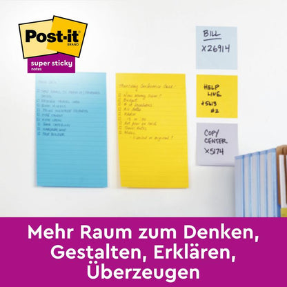 Tre Post-it® Super Sticky Notes in formato grande, rigati (102 mm x 152 mm, 45 fogli/blocco, 100% PEFC) di 3M Deutschland GmbH in blu e giallo aderiscono con liste scritte a mano a una parete bianca. Sotto c'è scritto: "Più spazio per pensare, creare, spiegare, convincere."