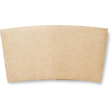 Il manicotto marrone per tazze "Duni GmbH" in cartone (35/47 cl, confezione da 25 pezzi) è mostrato su sfondo bianco. La struttura del manicotto si adatta perfettamente alla tazza ed è realizzata in materiale ecologico.