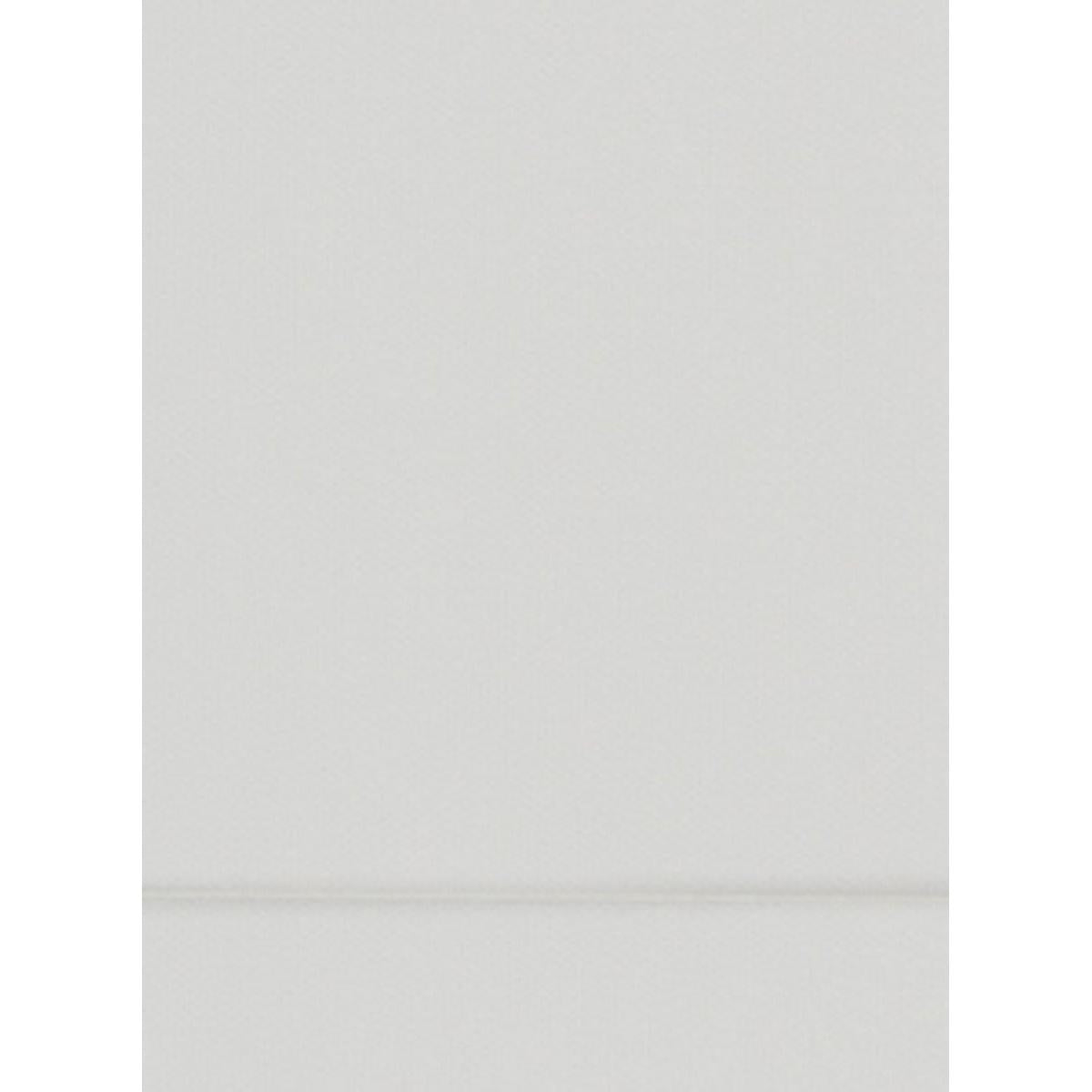Una superficie liscia e grigio chiaro con una debole linea orizzontale assomiglia al servizio dispenser Duni GmbH 24x30 cm, bianco (confezione da 300 tovaglioli; 36 rotoli da 300 pz.), che presenta una struttura uniforme e misura circa 24 x 30 cm.