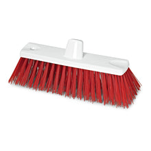 La spazzola grossa HACCP Nölle Profi Brush 30 cm ha setole extra dure (1,00 mm) e due fori per il manico; una testa di scopa rettangolare bianca con setole rosse dense di Nölle Profi Brush Bürsten- & Pinseltechnik e.K., raffigurata su sfondo bianco.