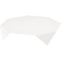 Un semplice tavolo rettangolare bianco è drappeggiato con una tovaglia Duni GmbH Dunisilk 84x84 cm Linnea bianca (confezione da 100 pezzi), mostrata in diagonale davanti a uno sfondo bianco.