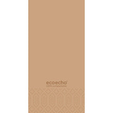 Uno sfondo marrone chiaro con un bordo inferiore geometricamente punteggiato mostra "ecoecho 100% compostabile" in marrone e mette in risalto questi tovaglioli in tessuto cellulare Duni GmbH 40x40 cm, 3 strati, piega a libro 1/8, EcoEcho. Confezione da 250 pezzi.