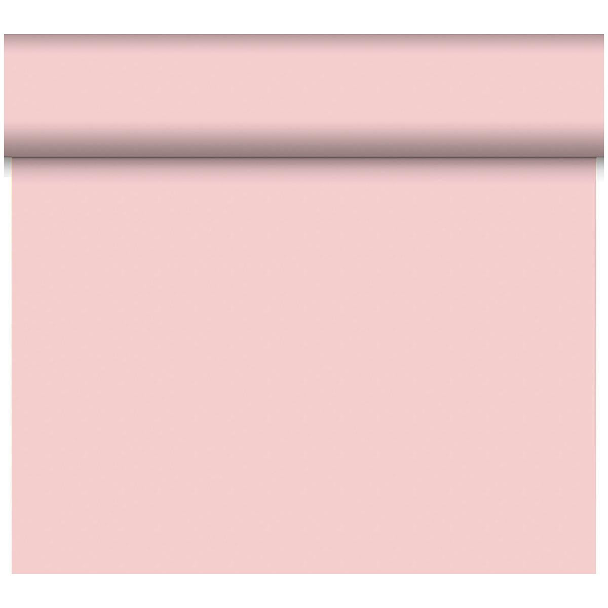 Eine Rolle Dunicel-Tischläufer Tête-à-Tête 24 m x 0,4 m (20 Abschnitte) der Duni GmbH wird senkrecht abgerollt, die zartrosa Oberfläche als stilvolle Tischdekoration vor weißem Hintergrund präsentiert.