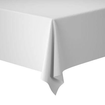 Un semplice tavolo rettangolare bianco, drappeggiato con un rotolo di tovaglia Evolin di Duni GmbH 1,20 m x 20 m, pende uniformemente oltre il bordo, rappresentato su uno sfondo bianco - perfetto per una decorazione da tavola elegante.