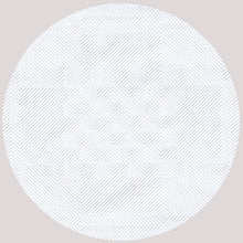 Un motivo geometrico circolare con linee diagonali sottili e motivi a rombi su grigio chiaro adorna la tovaglia di carta PAPSTAR con goffratura damascata, bianco, 10 m x 1,2 m | Pellicola (1 rotolo) di PAPSTAR GmbH - perfetto come decorazione elegante per la tavola.