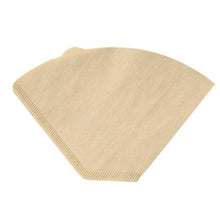 Ein einzelner, flacher, ungebleichter Braun Papier Kaffeefilter 1x4 (190x150 mm) der Duni GmbH für 1L-Kaffeemaschinen, mit konischer Form und geriffeltem Rand, abgebildet auf weißem Hintergrund. Die Packung enthält 200 Stück.