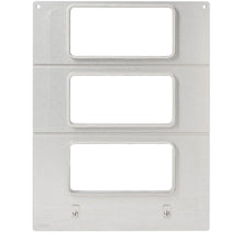 Die Kassette DF15/25 f. Sandwich Tray 181x96x85 mm (3-nutzig) von Duni GmbH ist eine silberne Metallplatte mit drei vertikalen Ausschnitten, zwei oberen Befestigungslöchern und zwei unteren Haken. Verkauft in einer Packung mit 1 Stück.