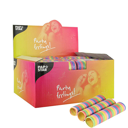 Un colorato cartone espositivo della PAPSTAR GmbH con la scritta "PAP STAR Partygefühle!" contiene diversi rotoli di PAPSTAR 3 stelle filanti 4 m. Sulla parte anteriore sono raffigurate tre stelle filanti, la scatola mostra persone sorridenti e decorazioni di alta qualità.