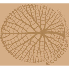 Ein stilisiertes, kreisrundes Blattrippenmuster ziert die hellbraunen Duni GmbH Zelltuchservietten 33 x 33 cm 3-lagig. "Ecoecho® 100% kompostierbar" in brauner Schrift hebt diese biologisch abbaubaren Bio-Servietten (50 Stück) hervor.