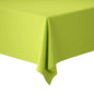 Un primo piano mostra l'angolo di un tavolo rettangolare con una tovaglia di carta verde brillante 50x1,18 m in Kiwi di Duni GmbH, drappeggiata delicatamente e ordinatamente sospesa davanti a uno sfondo bianco.