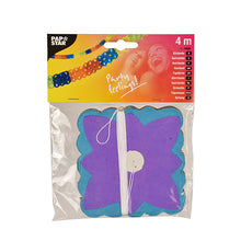 La PAPSTAR ghirlanda di carta (Ø 11,5 cm, 4 m) della PAPSTAR GmbH è una decorazione festosa in una busta di plastica trasparente. La confezione mostra persone festanti e mette in risalto il design colorato e la lunghezza di 4 metri.
