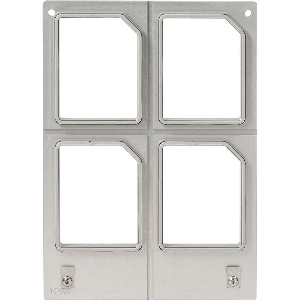 La cassetta DF10/20 per Polardeli rPET Mini 100 ml (4-utile) di Duni GmbH dispone di una piastra metallica con quattro ritagli rettangolari smussati in una griglia 2x2, due viti in basso e fori in alto - ideale per l'uso di materiale PET riciclato.