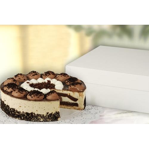 Una torta rotonda con strati di cioccolato e crema si trova su un centrino accanto a una confezione chiusa di PAPSTAR 10 scatole per torte con coperchio, cartone rettangolare bianco di PAPSTAR GmbH; una fetta è stata rimossa, rendendo visibili il cioccolato e la crema all'interno.