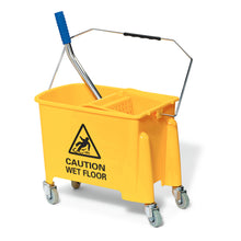 Der Nölle Profi Brush Reinigungswagen, 15 Liter von Nölle Profi Brush Bürsten- & Pinseltechnik e.K., ist ein gelber Wagen mit Rollen, Griff und Auswringer-inklusive "Caution Wet Floor"-Schild, ideal für die professionelle Reinigung.