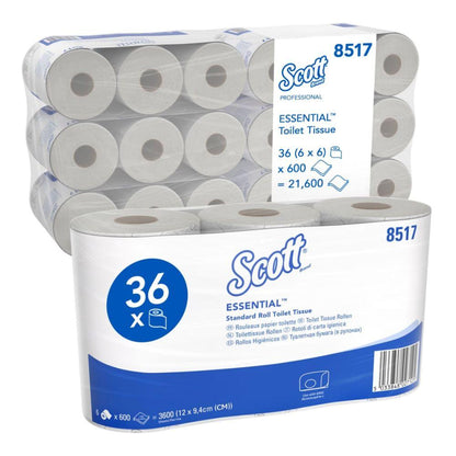 Nell'immagine è raffigurato un pacco di carta igienica Scott® Essential™ 8517 della Kimberly-Clark GmbH con 36 rotoli (a 2 veli, 21.600 fogli) in confezione bianco-blu, dietro sono impilati altri pacchi.
