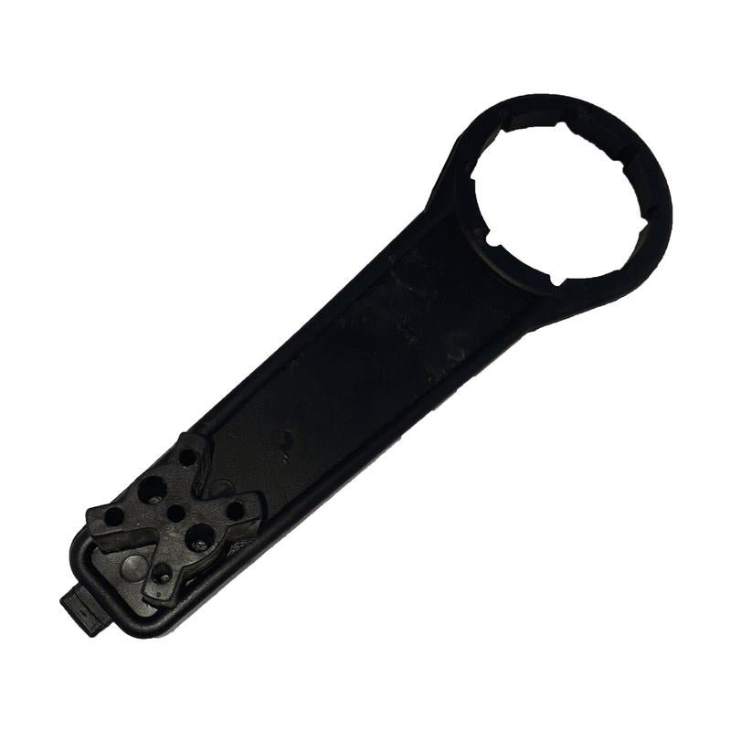 La chiave per fusti L-Ring di Diversey Deutschland GmbH & Co. OHG è uno strumento in plastica nera con un'estremità rotonda e dentellata e un'impugnatura piatta, ideale per stringere o allentare i coperchi dei fusti L-Ring (1 pezzo per confezione).