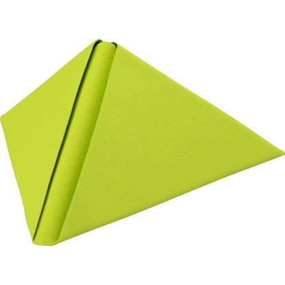 Un tovagliolo Dunilin verde 40 x 40 cm 1/4 piega della Duni GmbH è piegato a forma di piramide, con bordi affilati e raffigurato su uno sfondo bianco.