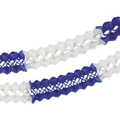Due PAPSTAR ghirlande di grandi dimensioni (Ø 16 cm, 10 m, ignifughe) in bianco e blu scuro/bianco della PAPSTAR GmbH creano un elegante decoro diagonale su sfondo bianco con sicurezza aggiuntiva contro gli incendi.