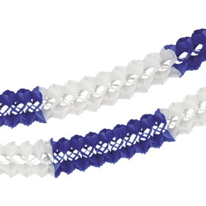 Due PAPSTAR ghirlande di grandi dimensioni (Ø 16 cm, 10 m, ignifughe) in bianco e blu scuro/bianco della PAPSTAR GmbH creano un elegante decoro diagonale su sfondo bianco con sicurezza aggiuntiva contro gli incendi.