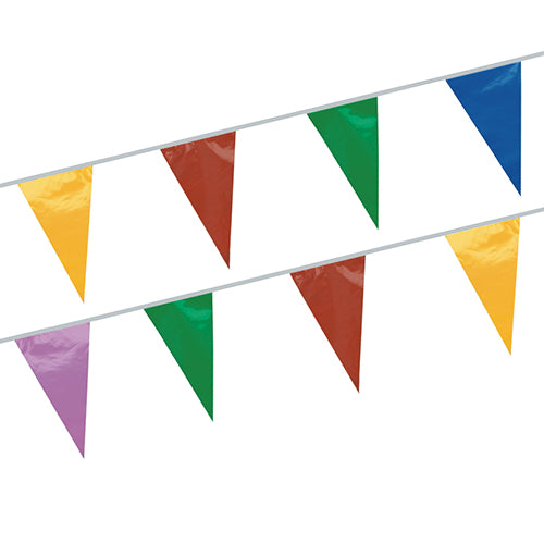 Zwei Wimpelketten der PAPSTAR GmbH in Gelb, Rot, Grün, Blau und Lila hängen in einem sich wiederholenden Muster. Hergestellt aus wetterfester Folie, eignen sie sich perfekt für Veranstaltungen im Freien.