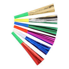 Sei PAPSTAR trombette "Metallic" fischietti da festa (18 cm, assortiti per colore: oro, argento, verde, blu, viola, rosso), di PAPSTAR GmbH, sono disposte a ventaglio con bocchini bianchi o colorati su sfondo bianco.