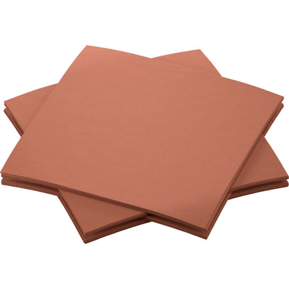 Quattro pile di tovaglioli Dunisoft da 20 x 20 cm della Duni GmbH in marrone sono disposte in modo sovrapposto e ordinato su uno sfondo bianco. I tovaglioli inutilizzati mostrano un motivo strutturato discreto.