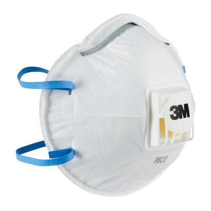 La maschera antiparticolato 3M™ Cool Flow™ 8822, FFP2, con valvola di 3M Deutschland GmbH è una maschera respiratoria bianca con bande elastiche blu e una valvola di espirazione mostrata in diagonale che mette in risalto la parte anteriore e laterale.