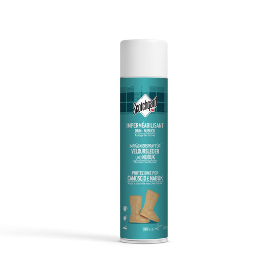 Una bomboletta spray bianca da 400 ml della 3M Deutschland GmbH Scotchgard™ spray impermeabilizzante per pelle scamosciata e nabuk è in piedi su uno sfondo bianco, l'etichetta FR/DE/IT mostra un'immagine di scarpe in pelle scamosciata.