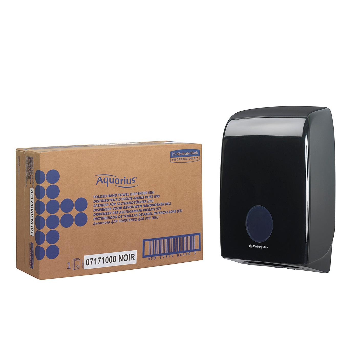 Una scatola marrone con la scritta "Kimberly-Clark GmbH" e un distributore nero Aquarius™ per asciugamani piegati - Interfold sono raffigurati uno accanto all'altro su uno sfondo bianco.