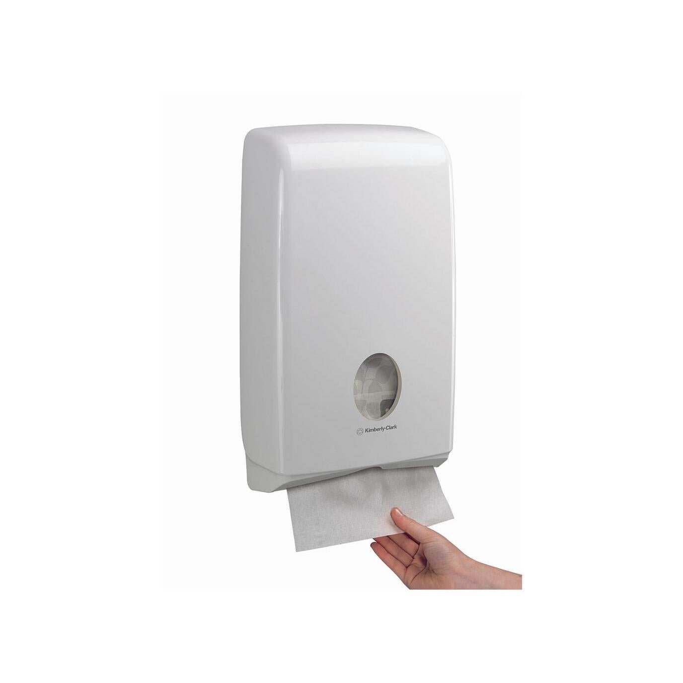 Il dispenser Aquarius™ Slimfold™ per asciugamani piegati di Kimberly-Clark GmbH è un dispenser di asciugamani bianco, salvaspazio, montato a parete con finestra di visualizzazione per il controllo del livello di riempimento e comodo prelievo della carta dal basso.