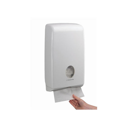 Il dispenser Aquarius™ Slimfold™ per asciugamani piegati di Kimberly-Clark GmbH è un dispenser di asciugamani bianco, salvaspazio, montato a parete con finestra di visualizzazione per il controllo del livello di riempimento e comodo prelievo della carta dal basso.