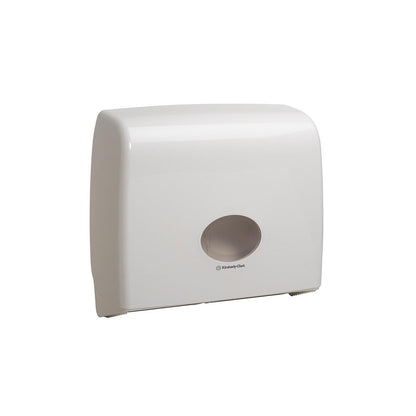 Il distributore di carta igienica Kimberly-Clark Aquarius™ - Jumbo Non-Stop (bianco) è un distributore da parete bianco con una parte superiore arrotondata e un'apertura centrale che rappresenta una soluzione igienica. Il logo Kimberly-Clark si trova direttamente sotto l'apertura. Sfondo bianco monocromatico.