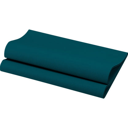 Un tappetino yoga di colore teal scuro, piegato ordinatamente per rivelare la sua superficie strutturata e i bordi puliti su uno sfondo bianco, ricorda l'eleganza raffinata dei tovaglioli Bio-Dunisoft 40 x 40 cm 1/4 piega della Duni GmbH.
