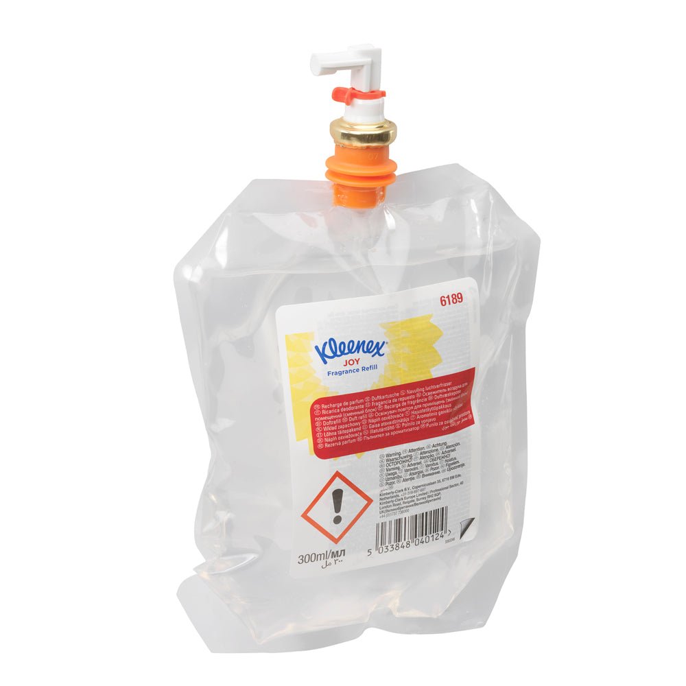 Una ricarica trasparente da 300 ml di Kleenex® Duft Joy della Kimberly-Clark GmbH con tappo bianco e arancione, dettagli del prodotto e codice a barre - ideale per l'uso nei diffusori per ambienti da bagno. La confezione contiene 6 bottiglie di ricarica per cartone.