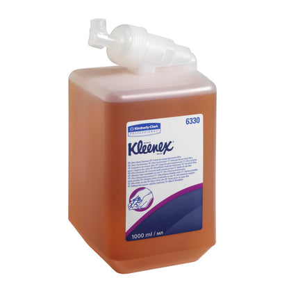 Una cassetta da 1L di Lozione Lavante Caramello Kleenex® Ultra™ della Kimberly-Clark GmbH viene fornita con un dosatore bianco e un'etichetta con testo blu e viola; disponibile in 6 cassette per cartone.