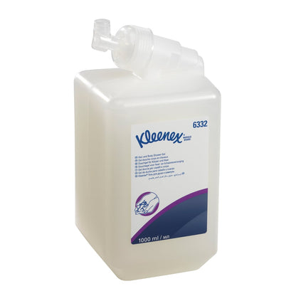 Una cassetta trasparente da 1L di Kleenex® Shampoo per capelli e corpo della Kimberly-Clark GmbH, con etichetta bianca e distributore, contiene informazioni su cura delicata e pulizia efficace in scritte blu e viola. Venduto come 6 cassette per cartone.