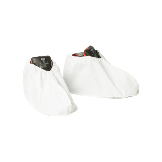 Ein Paar Schuhe mit KleenGuard® A40 Leichter Überziehschuh mit Sohle von Kimberly-Clark GmbH, der Schutz vor Schmutz und Staub bietet, dargestellt auf einem einfarbig weißen Hintergrund.