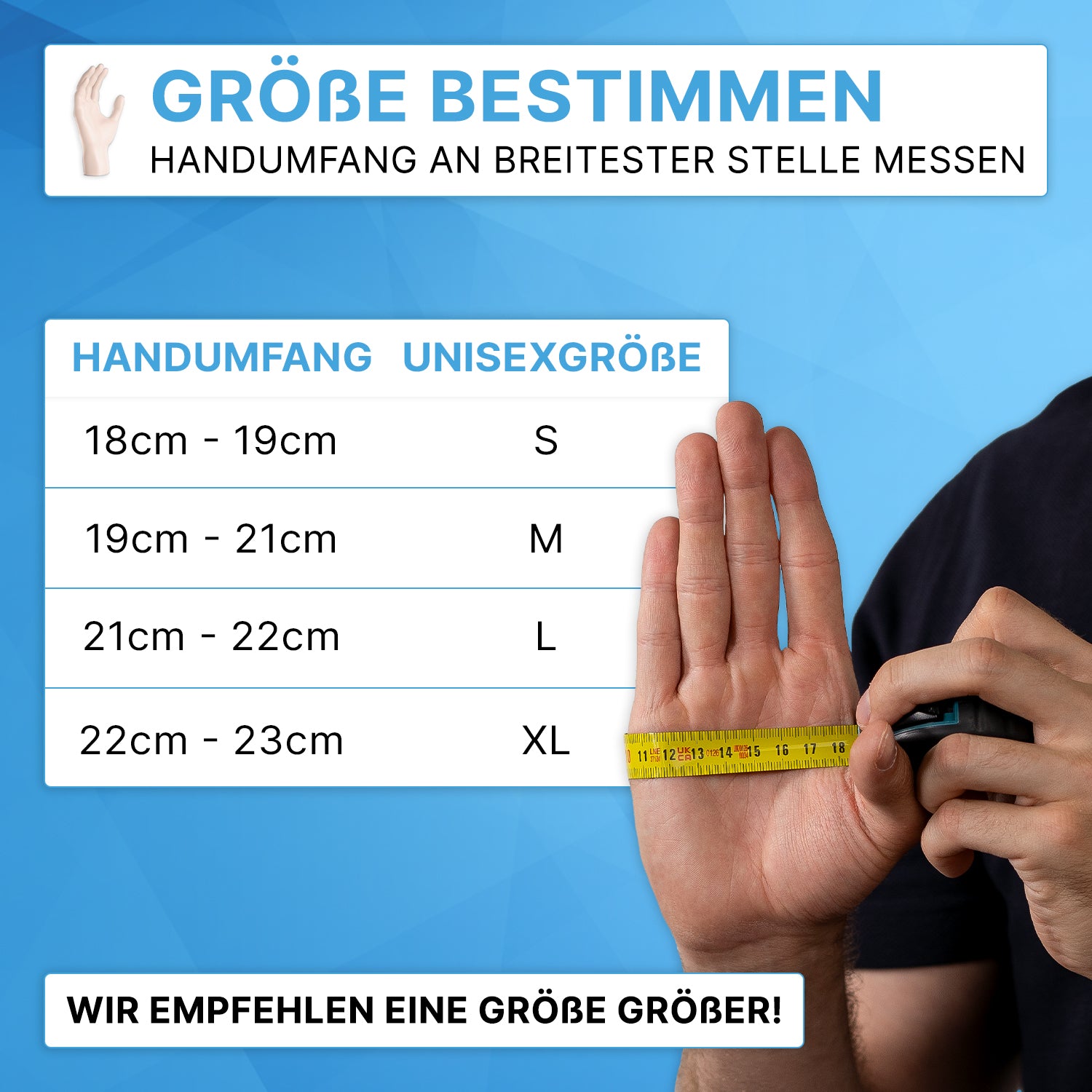 Eine Person misst den Handumfang mit einem gelben Band durch eine Unisex-Handschuhgrößentabelle auf blau, mit ARNOMED VINYL PF tastsensible Einmalhandschuhe aus Vinyl von ARNOWA GmbH für eine bequeme, präzise Passform.