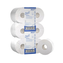 Zwölf Großrollen Scott® ESSENTIAL™ Toilettenpapier - Großrolle von Kimberly-Clark GmbH sind blau-weiß verpackt, mit Produktinformation und Barcode - ideal für stark frequentierte Waschräume. Jede Rolle enthält 474 Blatt.