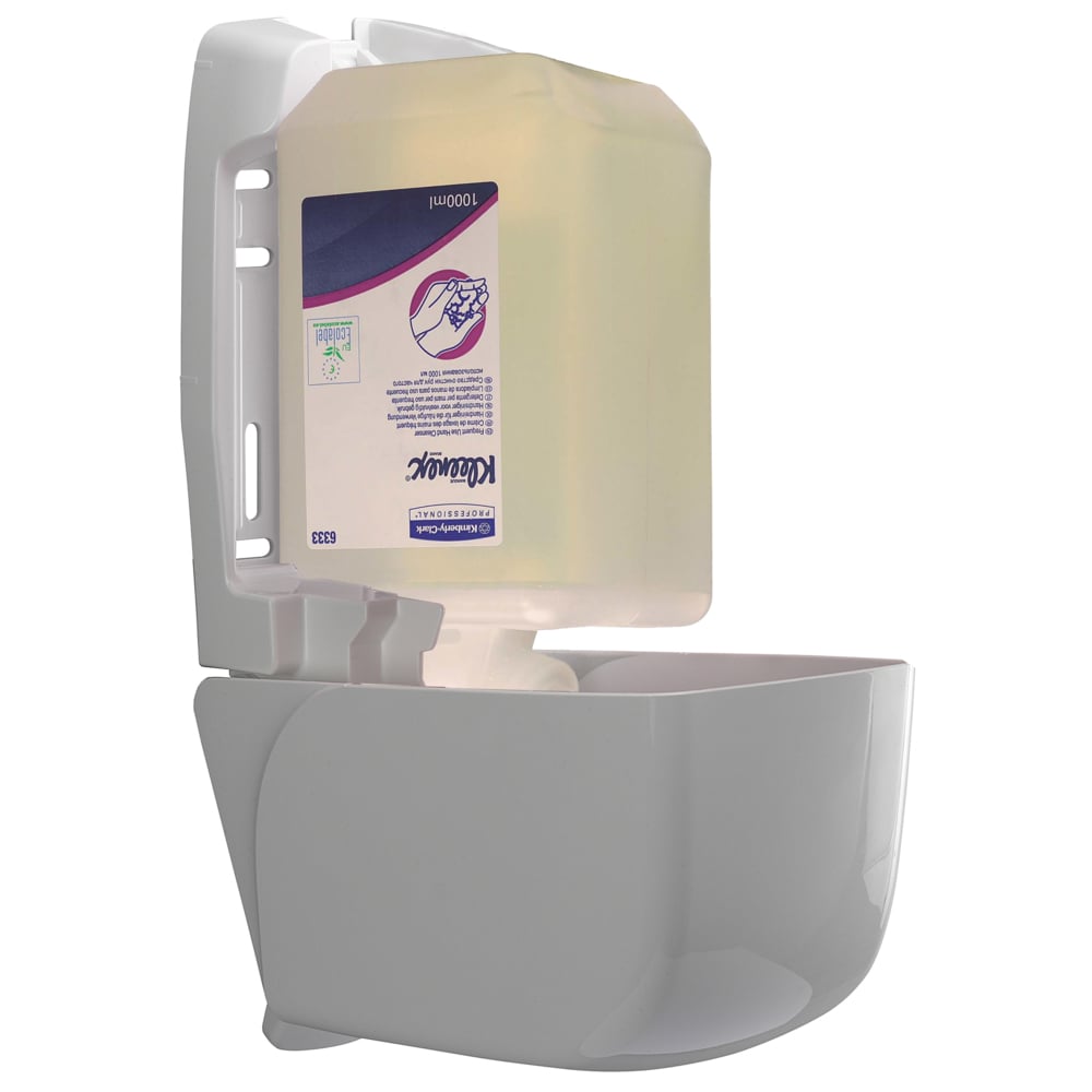 Un dispenser di sapone bianco montato a parete con coperchio aperto mostra una cassetta trasparente da 1 L di lozione detergente delicata Kleenex® della Kimberly-Clark GmbH con chiara etichettatura per una pulizia efficace delle mani. La scatola contiene 6 cassette.