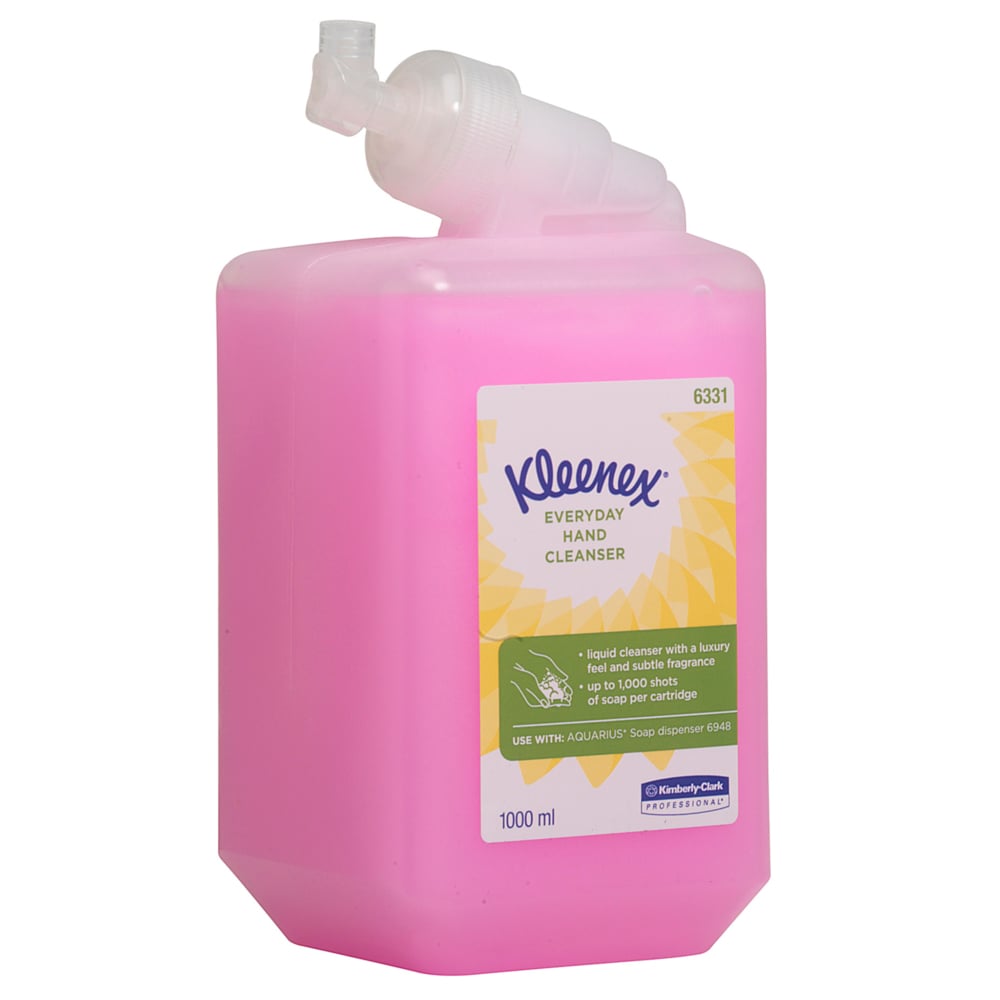 Una cartuccia da 1 litro di lozione detergente normale Kleenex® rosa di Kimberly-Clark GmbH, progettata per dispenser Aquarius. L'etichetta è decorata con un motivo solare giallo e informazioni sul prodotto. Venduto come 6 cartucce per cartone (6 cartucce).