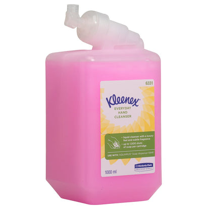 Una cartuccia da 1 litro di lozione detergente normale Kleenex® rosa di Kimberly-Clark GmbH, progettata per dispenser Aquarius. L'etichetta è decorata con un motivo solare giallo e informazioni sul prodotto. Venduto come 6 cartucce per cartone (6 cartucce).