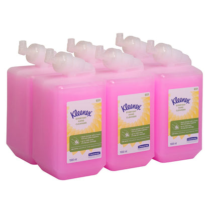 Sei cartucce rosa da 1L di lozione detergente normale Kleenex® di Kimberly-Clark GmbH, disposte in due file da tre su sfondo bianco. Ogni cartuccia ha un'etichetta sul davanti e ugelli erogatori.