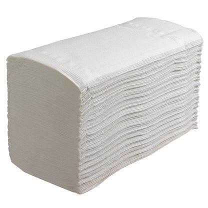 Una grande pila di asciugamani pieghevoli Scott® CONTROL™ - Bianco (15 clip x 212 fogli) di Kimberly-Clark GmbH è ordinatamente disposta su uno sfondo bianco, ideale per l'asciugatura delle mani igienica.