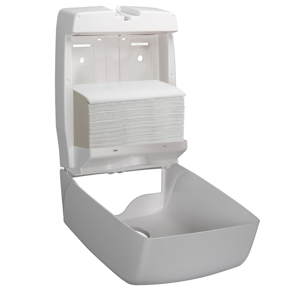 Un distributore bianco a parete si apre e rivela gli asciugamani pieghevoli Scott® CONTROL™ - Bianco (15 clip x 212 fogli | cartone) di Kimberly-Clark GmbH, con la copertura inferiore inclinata per facilitare l'accesso agli asciugamani igienici.