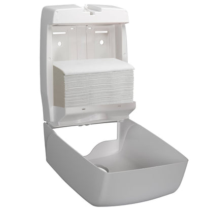 Un distributore bianco a parete si apre e rivela gli asciugamani pieghevoli Scott® CONTROL™ - Bianco (15 clip x 212 fogli | cartone) di Kimberly-Clark GmbH, con la copertura inferiore inclinata per facilitare l'accesso agli asciugamani igienici.