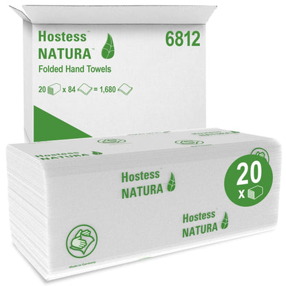Una scatola di asciugamani Hostess™ NATURA™ di Kimberly-Clark GmbH contiene 20 confezioni da 84 asciugamani piegati bianchi (in totale 1.680) in un imballaggio stampato in verde - asciugamani di carta ideali per uso pubblico o commerciale.