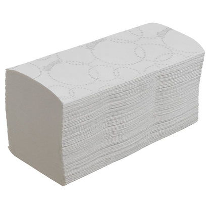 Una pila di fazzoletti piegati Kleenex® Interfold, bianco con discreta goffratura, della Kimberly-Clark GmbH - 15 confezioni x 186 fogli per cartone - leggermente inclinato su uno sfondo bianco semplice.